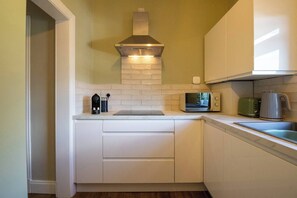 Cafetera y tetera, refrigerador, microondas y horno 