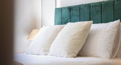 The Lennox Residence| 2BR | Wi-Fi | Free Parking
