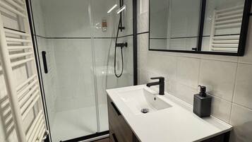 Dusche, Haartrockner, Handtücher, Seife