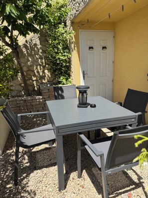 Outdoor dining - Vrbo Property (Valensole)
