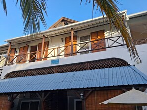 Exterior detail - A few steps to the beach (Pereybere)