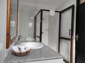 Standard Double Room | Bathroom | Shower, slippers, towels, soap - Peaks Hotel Nanyuki (nanyuki)