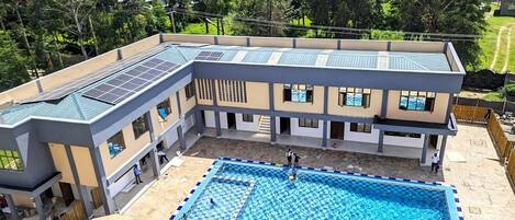 Una piscina al aire libre