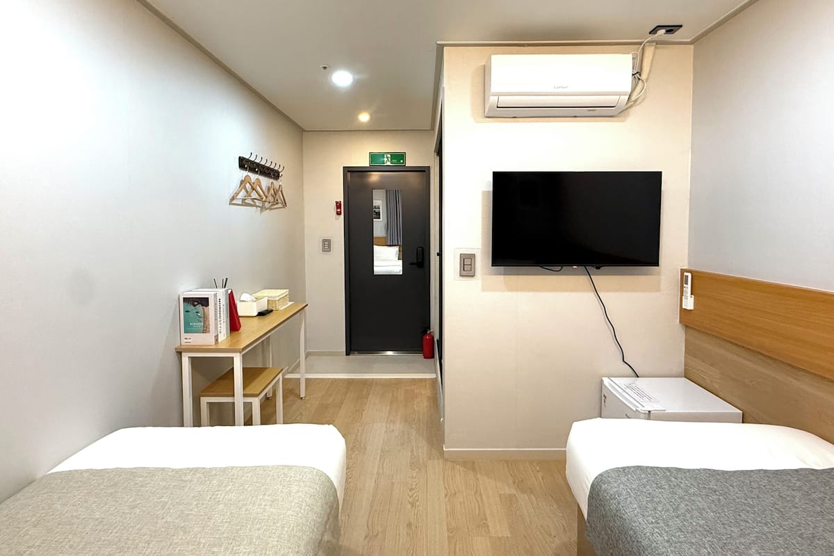Twin Room | Desk, laptop workspace, free WiFi