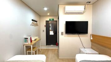 Twin kamer | Een bureau, een laptopwerkplek, gratis wifi