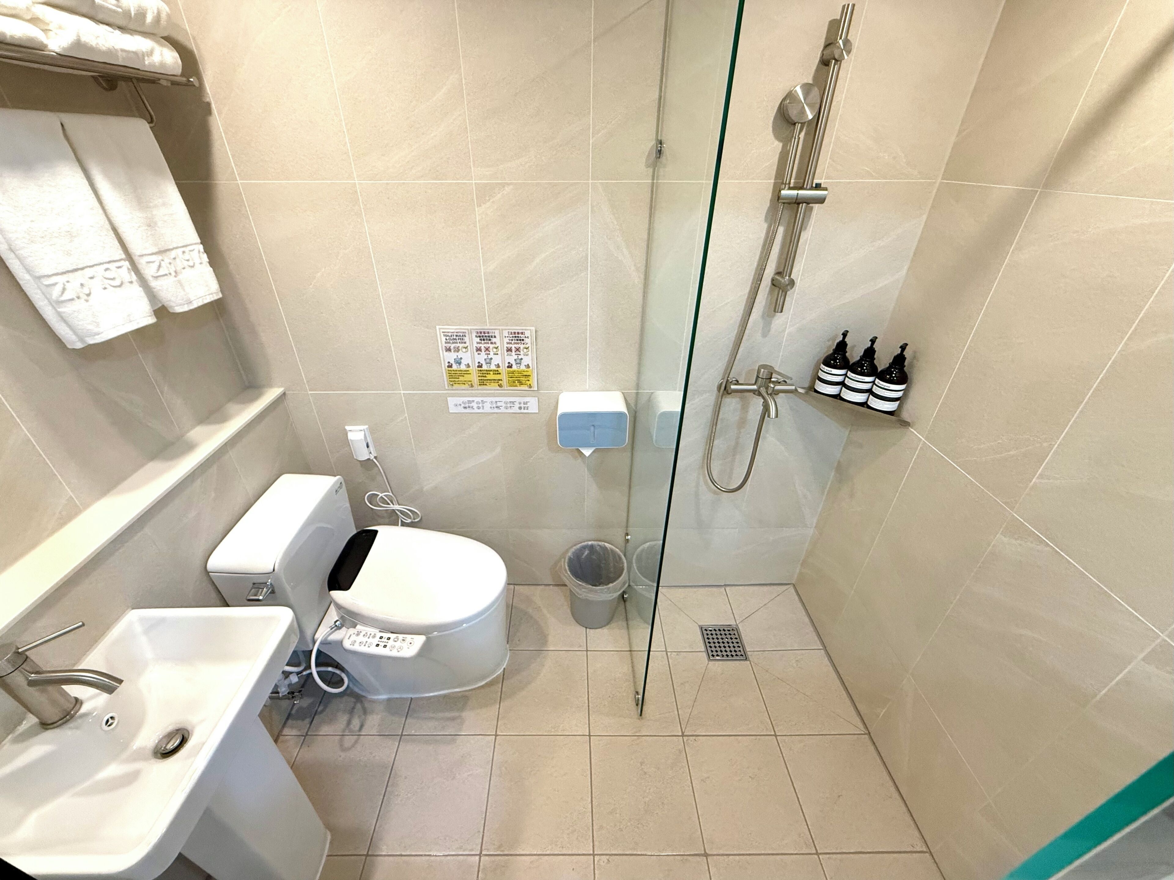 Habitación con 2 camas individuales | Baño | Regadera, secadora de cabello, toallas, shampoo 
