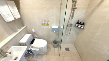 Habitación con 2 camas individuales | Baño | Regadera, secadora de cabello, toallas, shampoo