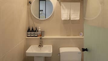 Double Room | Bathroom | Shower, hair dryer, towels, shampoo