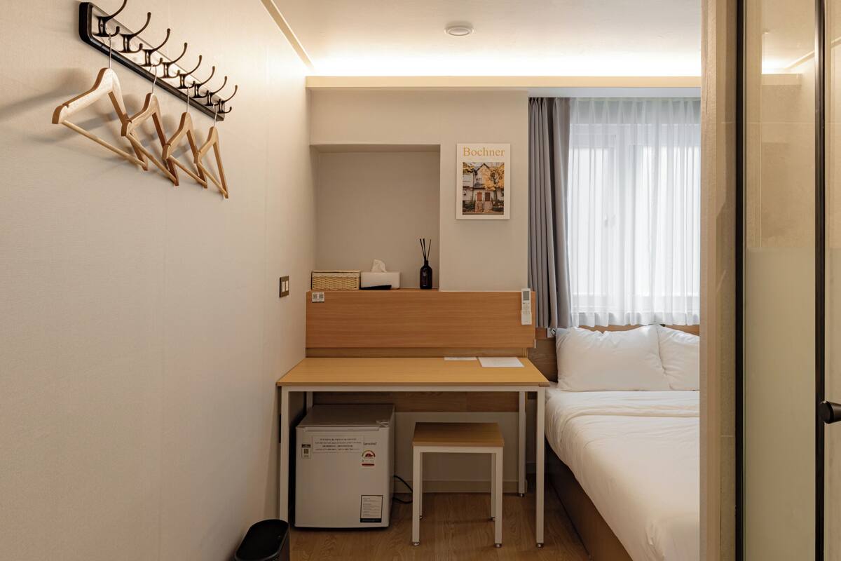 Desk, laptop workspace, WiFi (free), bed sheets