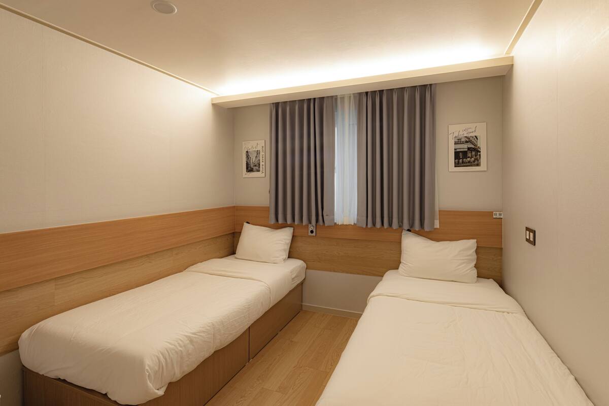 Desk, laptop workspace, WiFi (free), bed sheets