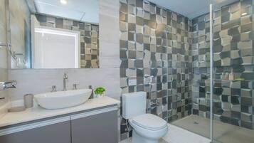 Apartemen, balkon, pemandangan kota | Kamar mandi