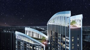 A modern high-rise building with a curved facade, multiple balconies, and a rooftop garden. - The Rich Rama 9 - Srinakarin (Khet Suan Luang)