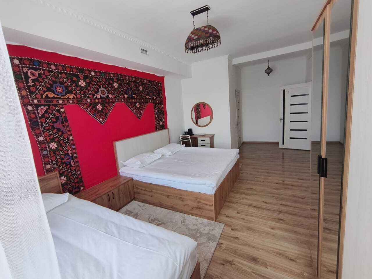 Habitación triple familiar | Espacio para trabajar con un portátil, wifi gratis, ropa de cama
