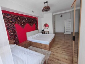 Familien-Dreibettzimmer | Laptopgeeigneter Arbeitsplatz, kostenloses WLAN, Bettwäsche