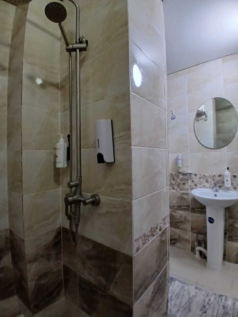 Habitació triple estàndard | Bany | Articles de tocador gratuïts, assecador de cabells, tovalloles i sabó 