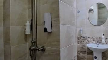 Habitació triple estàndard | Bany | Articles de tocador gratuïts, assecador de cabells, tovalloles i sabó