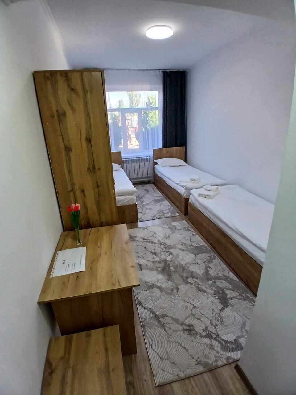 Habitación triple estándar | Espacio para trabajar con un portátil, wifi gratis, ropa de cama