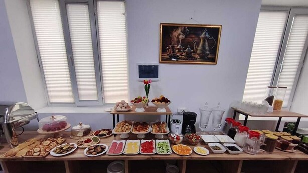 Montaje de bufé con diversos alimentos y una máquina de café.