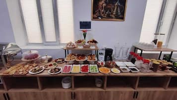 Esmorzar diari d'estil bufet gratuït