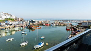 Un porto con barche, un ponte e edifici lungo il lungomare.