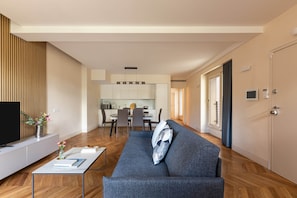 TV - Comfort & Luxury at the Colosseum - Entire Apartment (Rome)