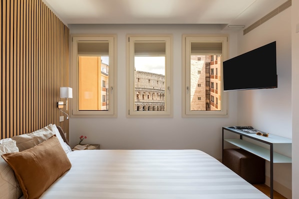 In-room safe, WiFi, bed sheets - Comfort & Luxury at the Colosseum - Entire Apartment (Rome)