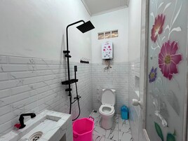 Habitación cuádruple Deluxe, balcón | Baño | Ducha, jabón, champú y papel higiénico