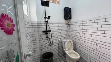 Deluxe Triple Room, Balcony, Hill View | Bathroom