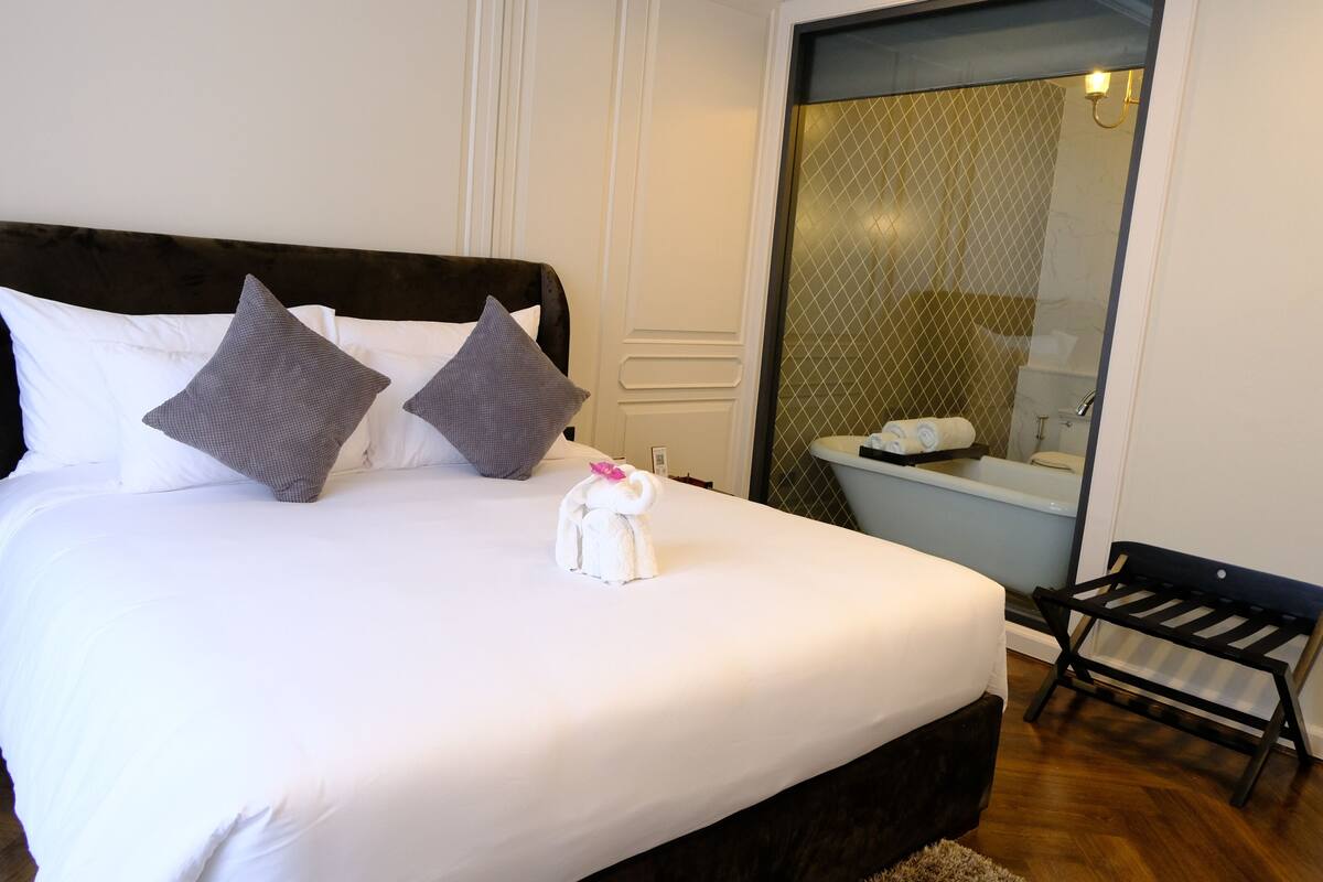 Deluxe Double Room | In-room safe, desk, blackout drapes, soundproofing