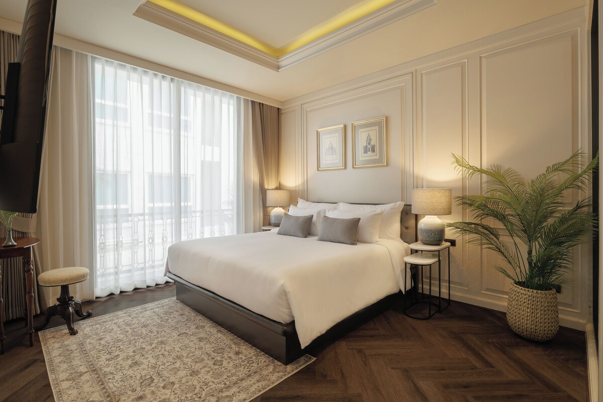 Urban Suite Room | In-room safe, blackout drapes, iron/ironing board (on request)