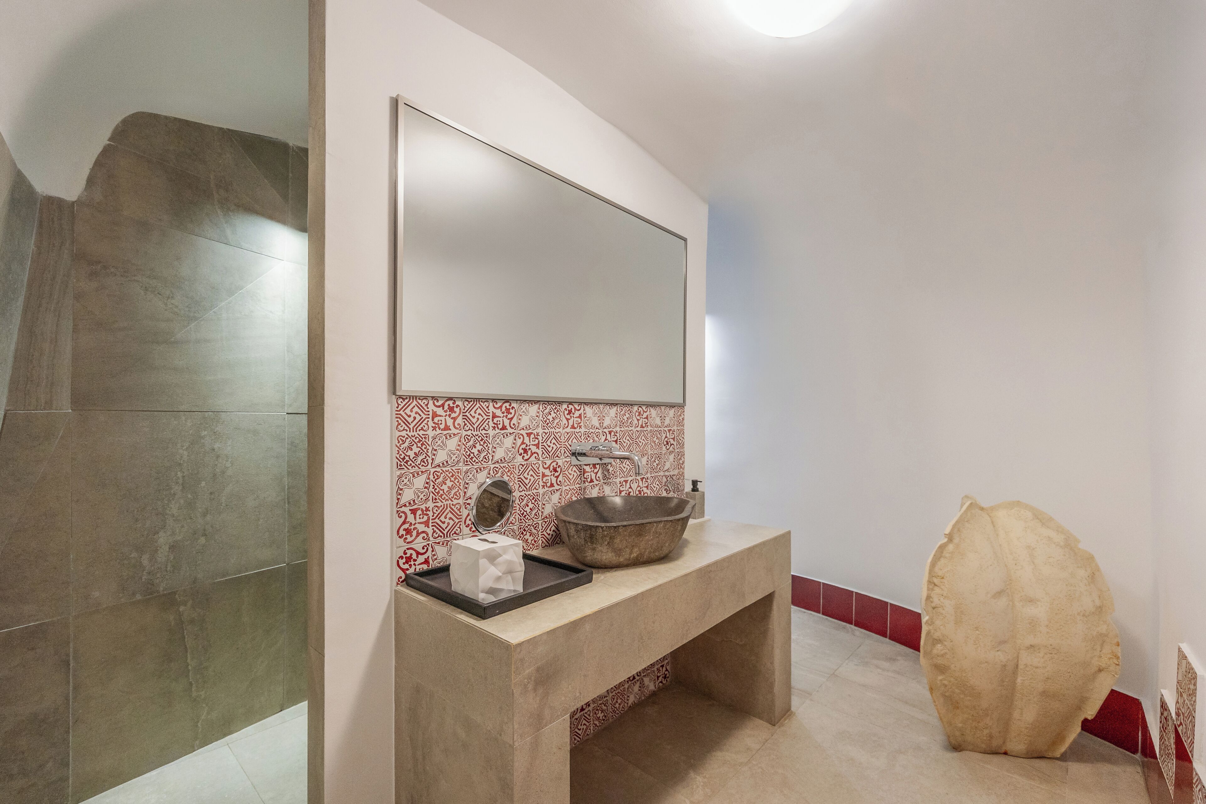 Signature suite, uitzicht op zee | Badkamer | Een haardroger, pantoffels, handdoeken, zeep