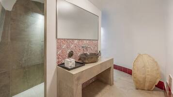 Signature suite, uitzicht op zee | Badkamer | Een haardroger, pantoffels, handdoeken, zeep
