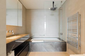 Shower, shampoo - Sleek City Stay with Skyline Views in Shoreditch (Greater London)