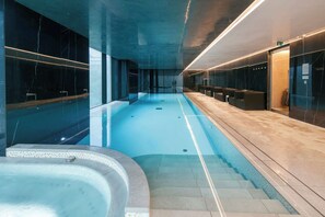 Pool - Sleek City Stay with Skyline Views in Shoreditch (Greater London)