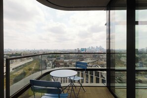 Outdoor dining - Sleek City Stay with Skyline Views in Shoreditch (Greater London)