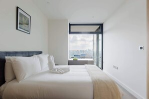 Internet, bed sheets - Sleek City Stay with Skyline Views in Shoreditch (Greater London)
