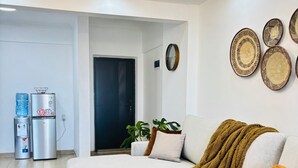 Ett modernt vardagsrum med en soffa, ett soffbord och dekorativa föremål.