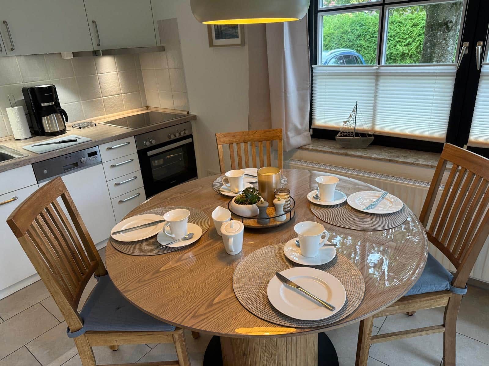 Een moderne keuken met een eethoek voor vier personen.