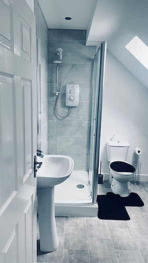 Ducha, secador de pelo, toallas y jabón