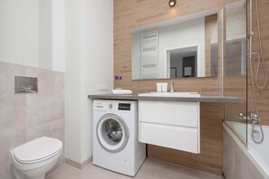 Dusche, Haartrockner, Handtücher, Shampoo