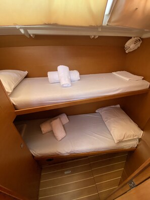 A bunk bed with two levels, each with a pillow and a rolled-up towel. - Sun-Kissed Sailing Adventure in Islas Sarónicas (Alimos)