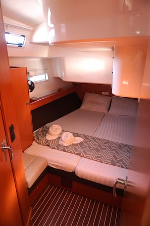 4 bedrooms - Sun-Kissed Sailing Adventure in Islas Sarónicas (Alimos)