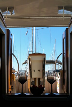 Interior - Sun-Kissed Sailing Adventure in Islas Sarónicas (Alimos)