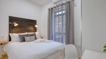 Desk, iron/ironing board, WiFi, bed sheets