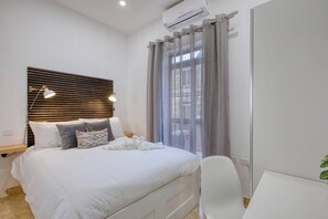 Escritorio, tabla de planchar con plancha, wifi y ropa de cama 