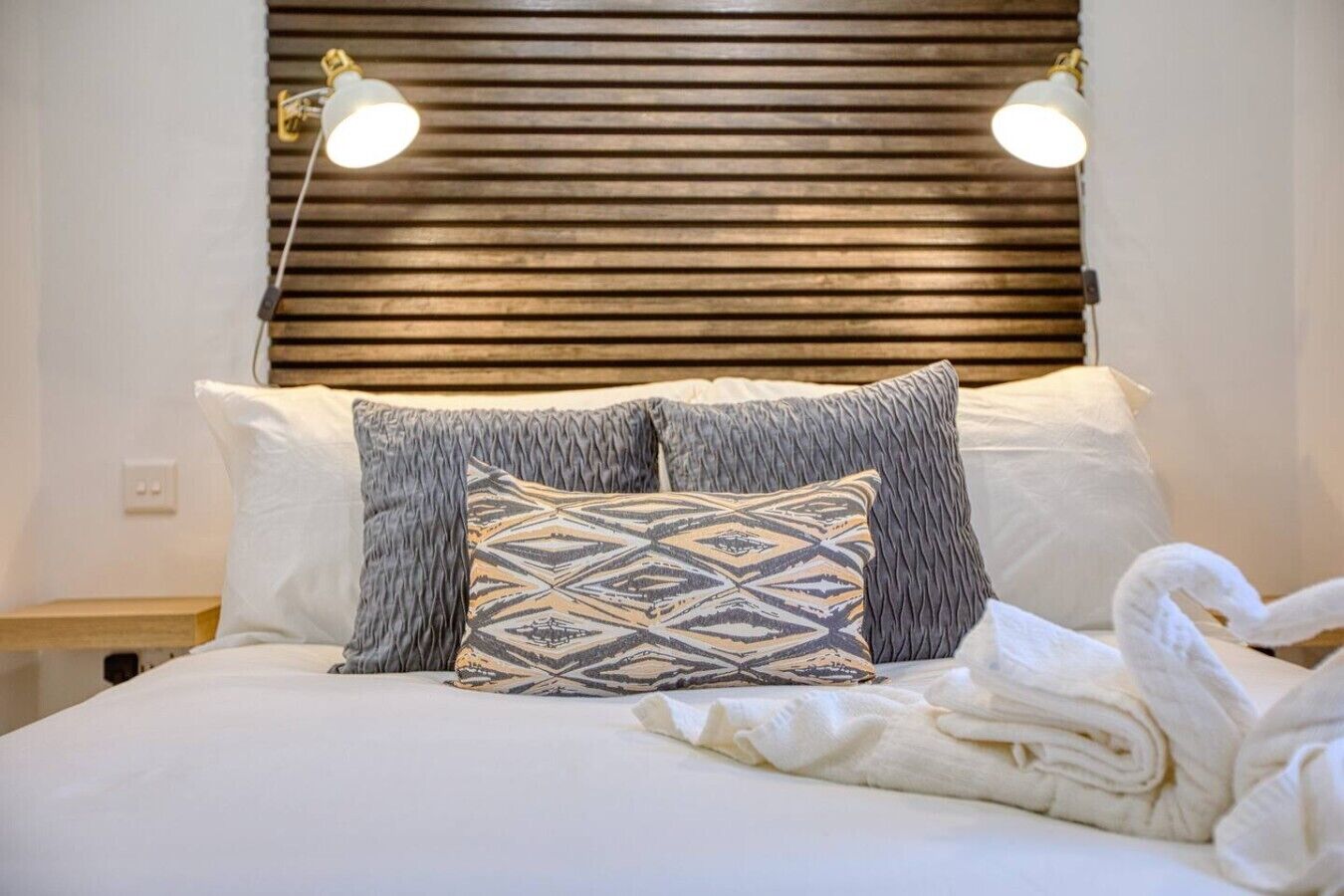 Desk, iron/ironing board, WiFi, bed sheets