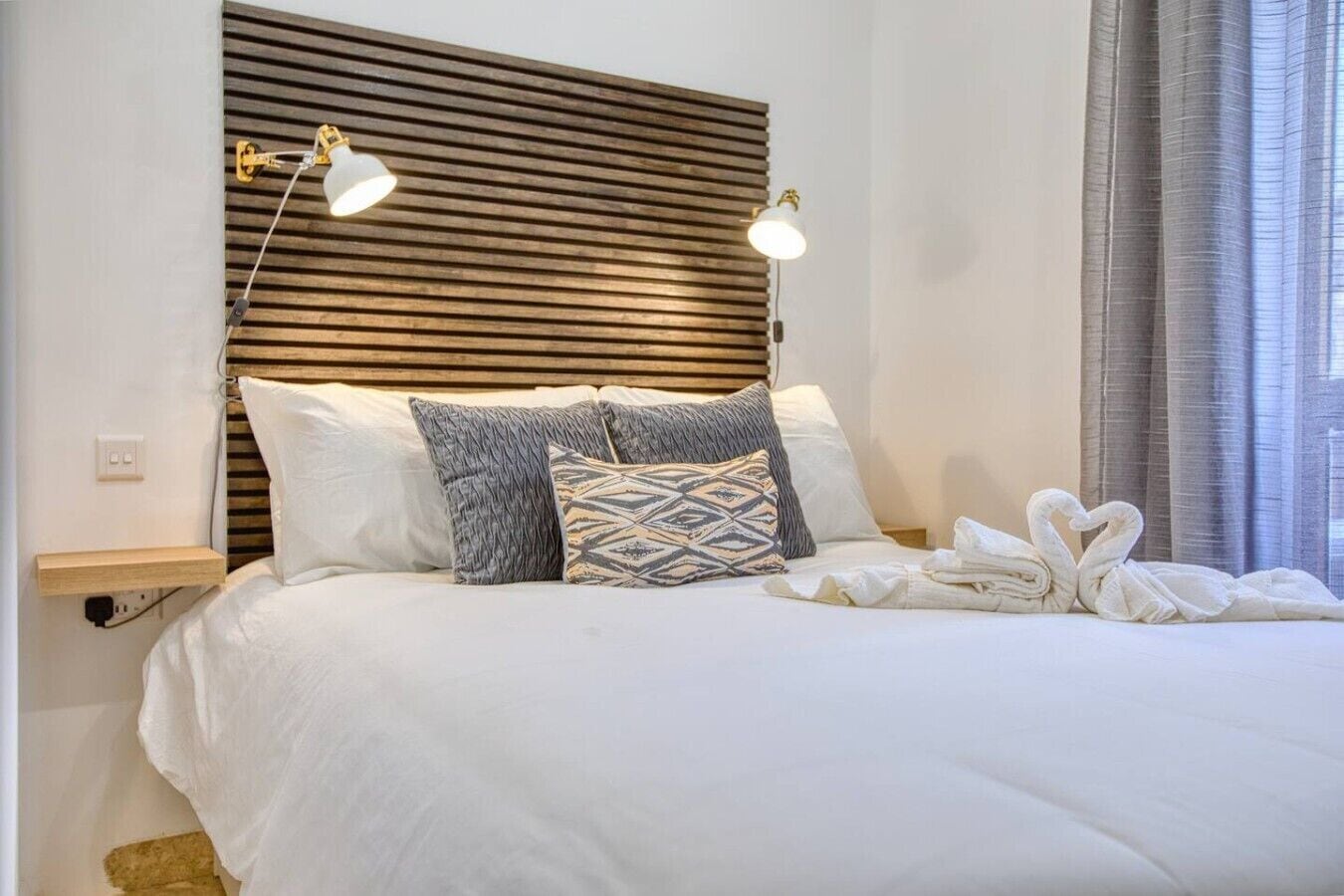 Desk, iron/ironing board, WiFi, bed sheets