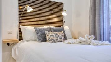 Desk, iron/ironing board, WiFi, bed sheets
