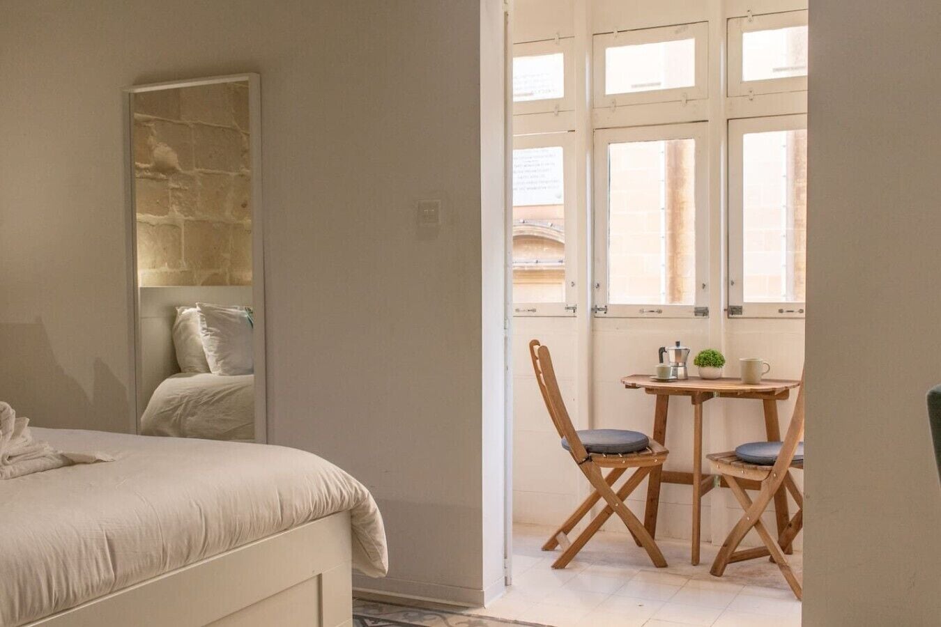 Escritorio, tabla de planchar con plancha, wifi y ropa de cama 