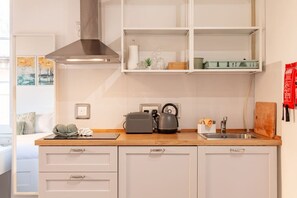 Kühlschrank, Herdplatte, Toaster, Kochgeschirr/Geschirr/Besteck